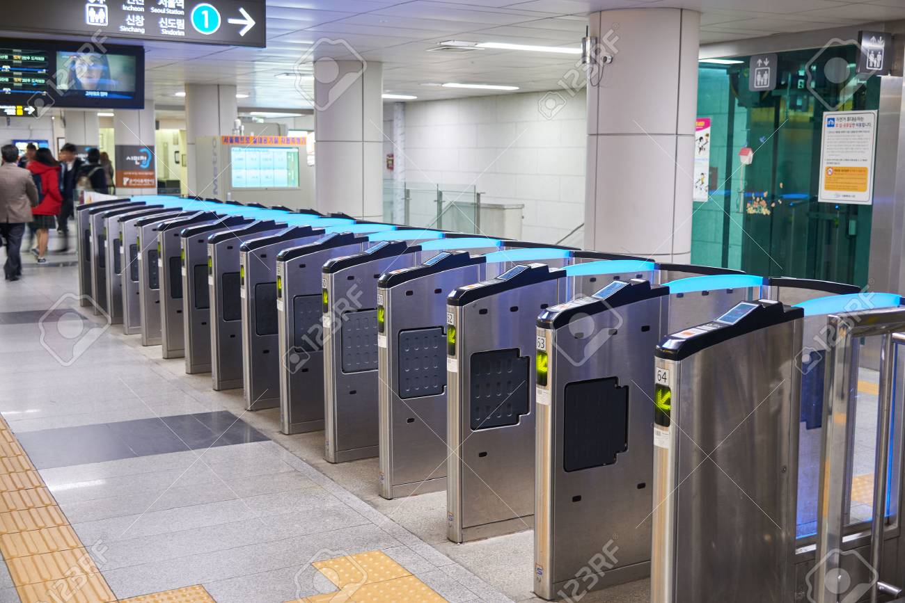 ソウル 韓国 15 年 12 月 9 日 シティー ホール地下鉄駅の改札口 改札口は 市内の地下鉄のほとんどの一般的なゲートの種類です の写真素材 画像素材 Image