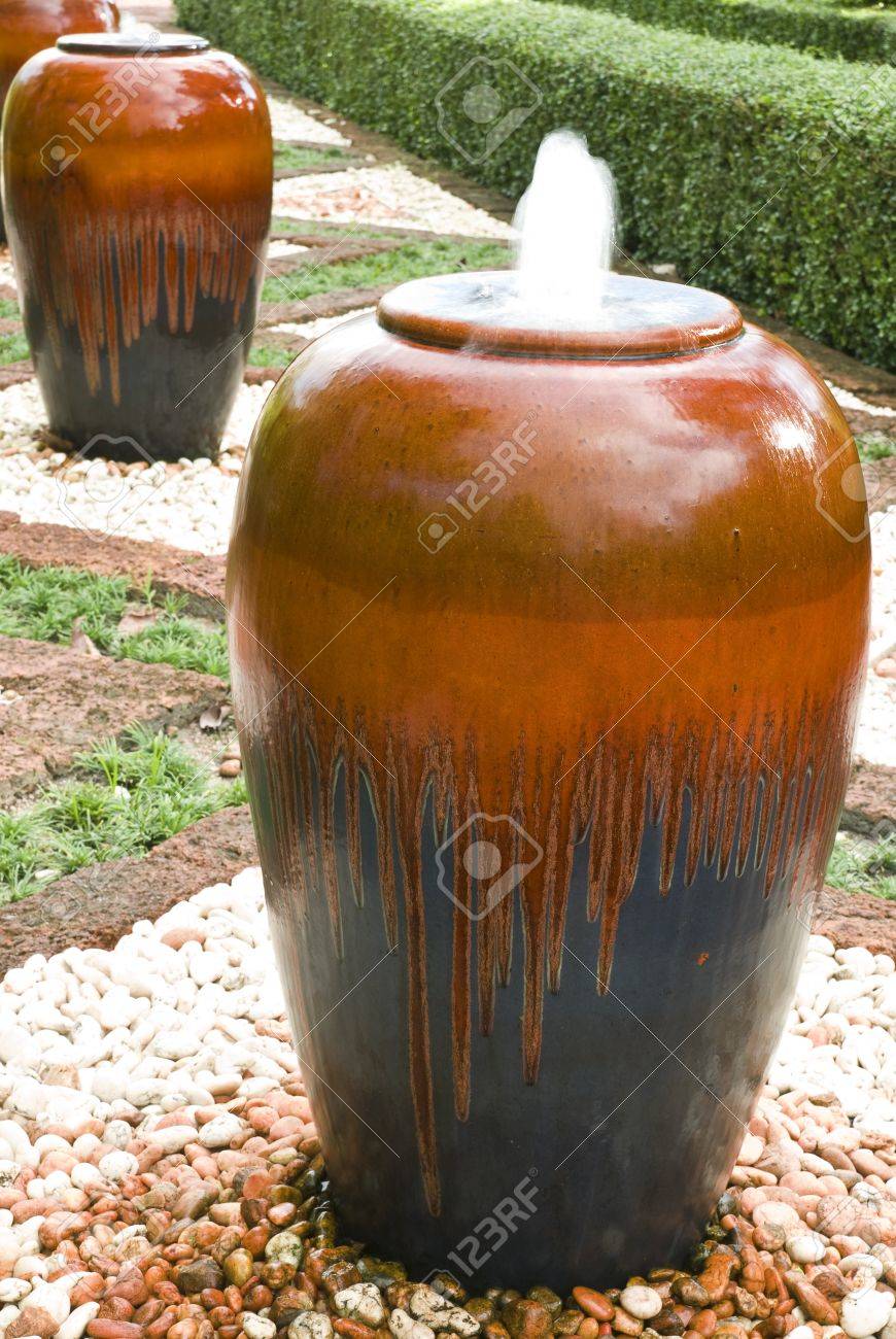 La Main En Terre Cuite Pot Décoration Dans Un Jardin Banque D\'Images ... La Main En Terre Cuite Pot Décoration Dans Un Jardin Banque D\'Images ...