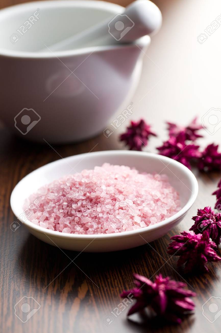 pink bath salt in ceramic bowl - 18943506 pink bath salt in ceramic bowl - 18943506