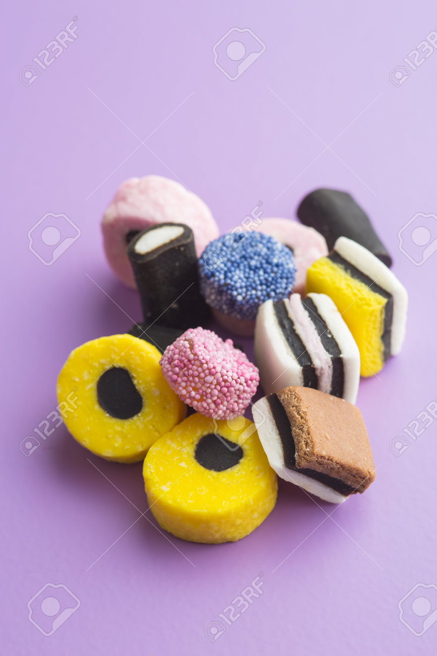 Melange De Bonbon De Reglisse Sur Fond Colore Banque D Images Et Photos Libres De Droits Image