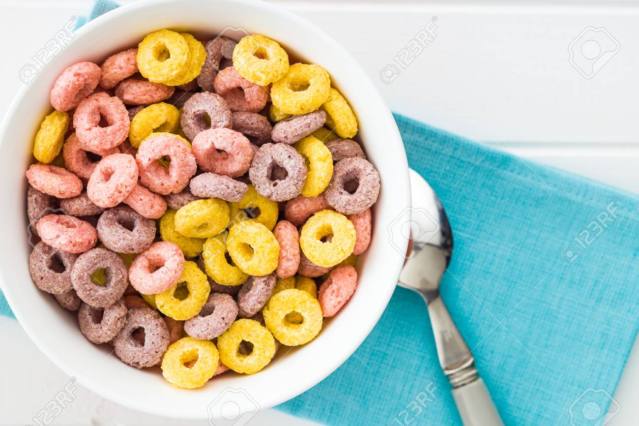 Anillos De Cereales Coloridos En Un Tazón. Fotos, Retratos, Imágenes Fotografía De Archivo Libres Derecho. Image 87395825.