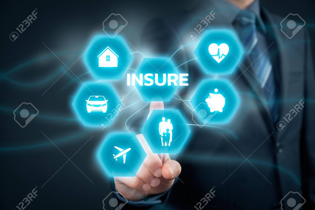 保険の概念 実業家 保険代理店やクライアント をクリックしてボタンを保証します 保険アイコン 不動産保険 自動車保険 旅行保険 家族と生命保険 金融保険 健康保険 の写真素材 画像素材 Image