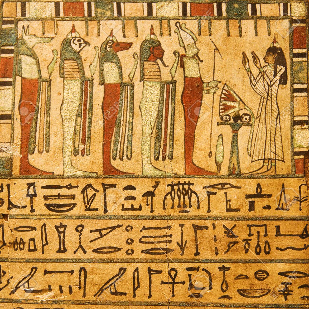 石に描かれた古代エジプトの神々 と象形文字 の写真素材 画像素材 Image