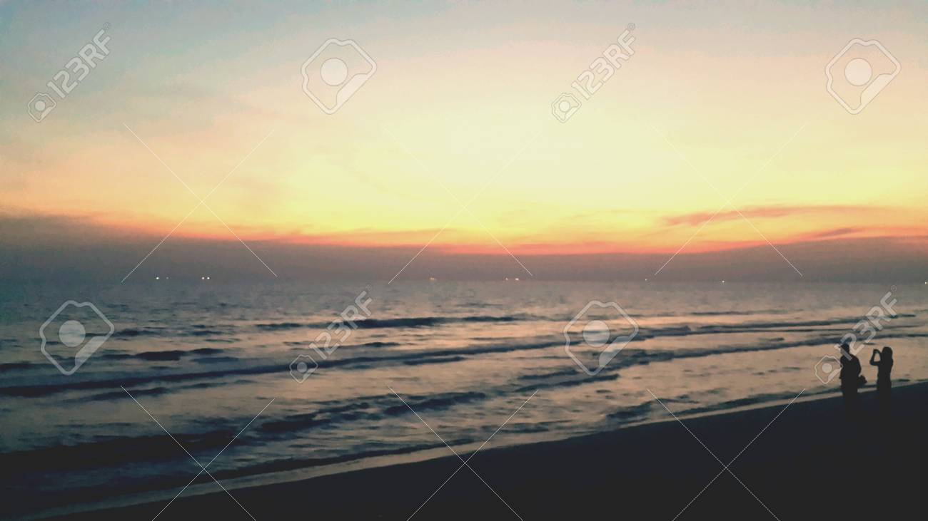 Lamour à La Plage Du Coucher Du Soleil