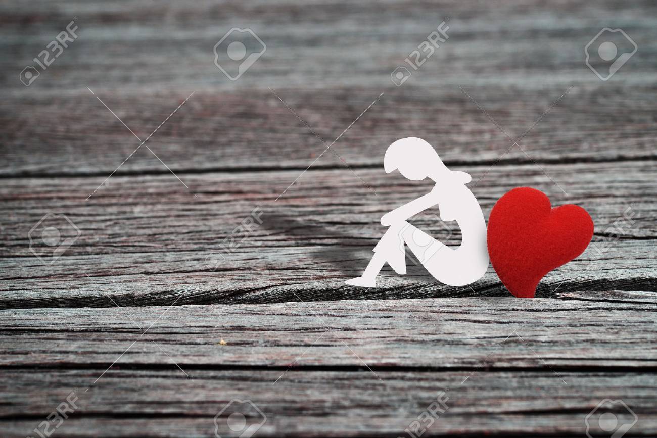 Paper Character Of Woman Sitting Alone With One Heart Shape ,grunge Wood  Background. Abstract Love Background In Lonely Love Or Broken Heart Concept  For Valentine's Day Season. Vintage Style. Stock Photo, Picture