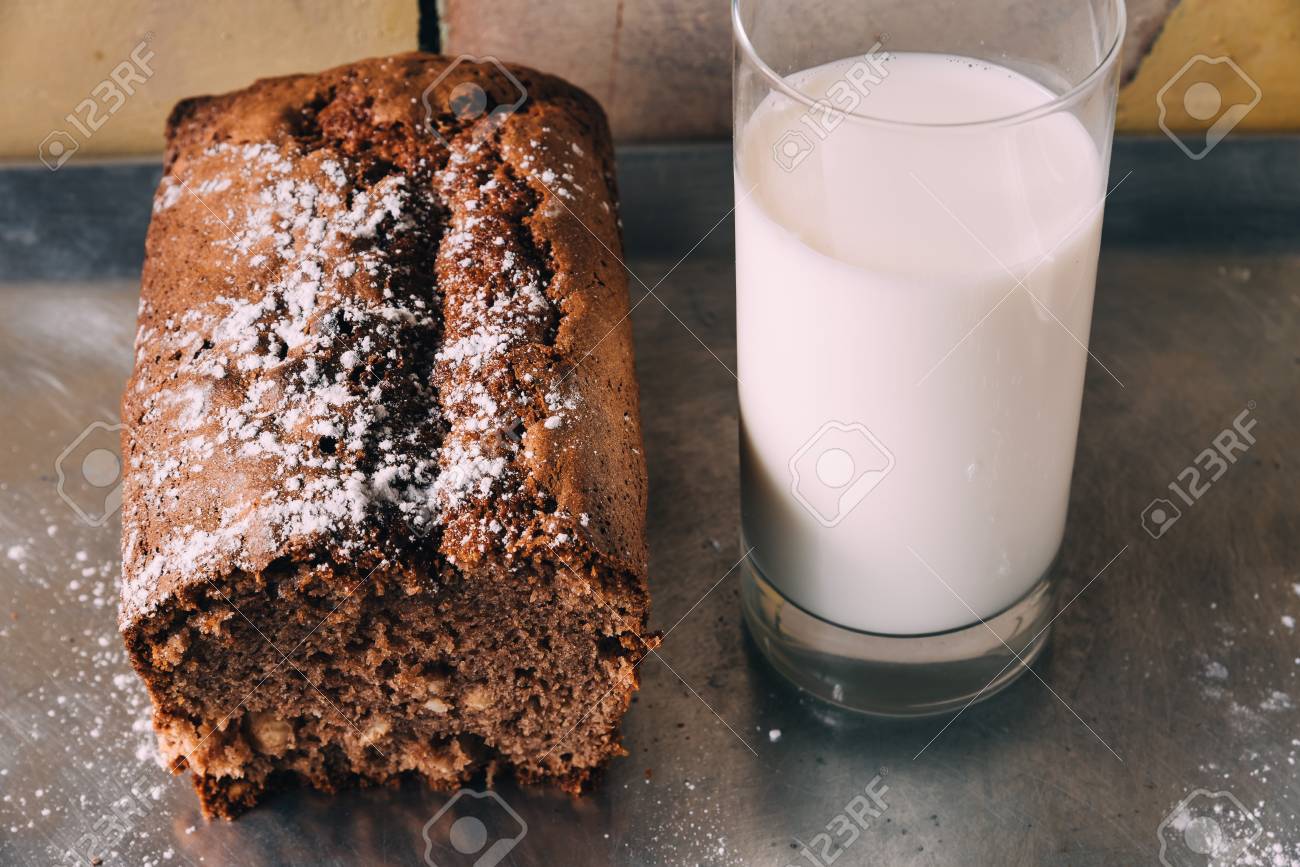 Gateau Au Chocolat Avec Un Verre De Lait Sur Le Four Banque D Images Et Photos Libres De Droits Image