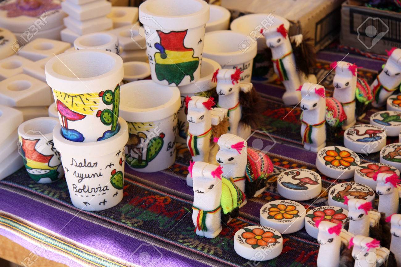 ウユニ ボリビア 南アメリカの市場で塩から作られたお土産 の写真素材 画像素材 Image