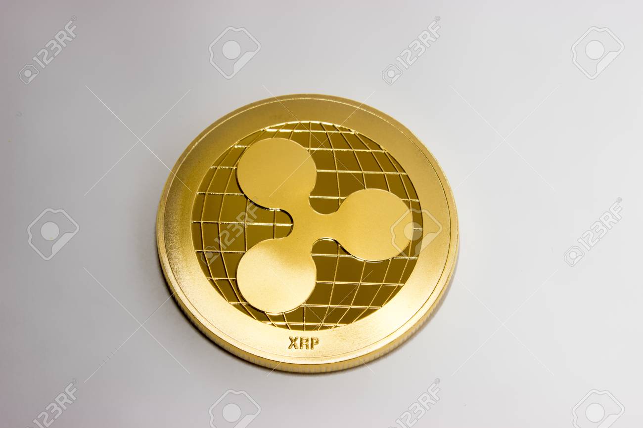 白い背景には、デジタル暗号通貨の金貨です - リップルxrp。金貨の前面が波紋。の写真素材・画像素材 Image 96303908