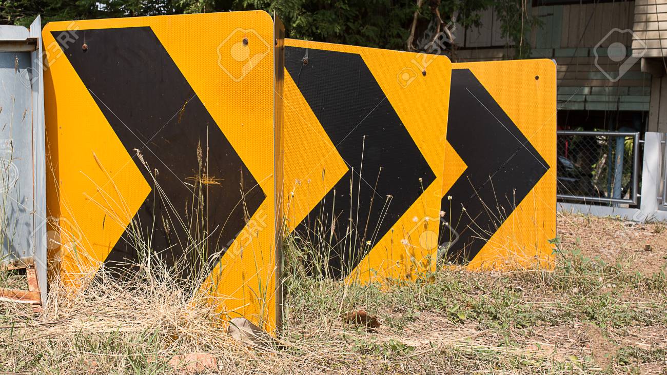 Chevron Signs(insignia) is also used on highway signs to guide drivers around curves