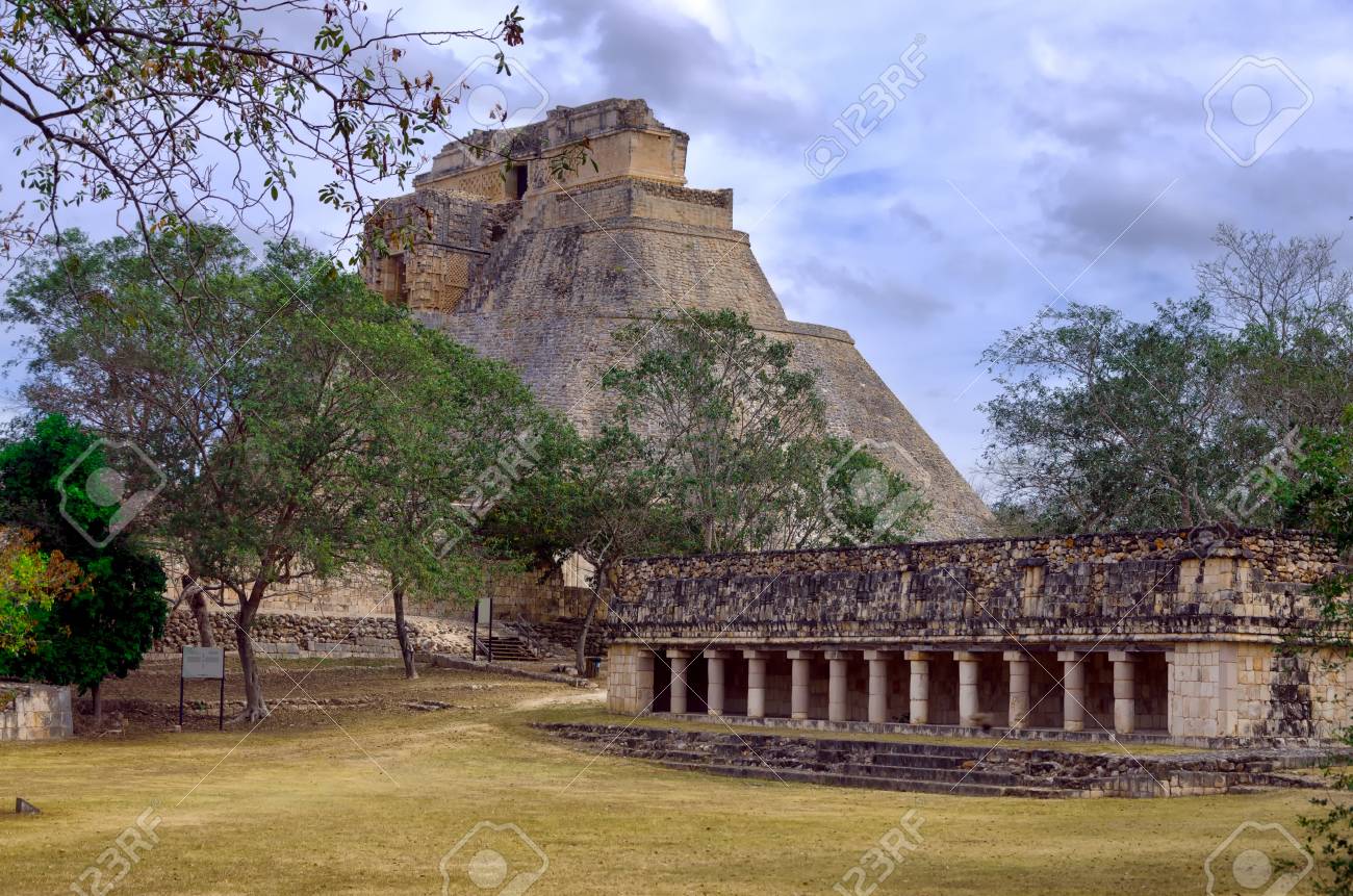 メキシコのウシュマルのマヤ文明の遺跡の神殿と魔術師のピラミッドの家 の写真素材 画像素材 Image