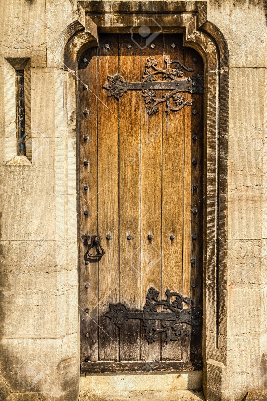 華やかなビクトリア朝教会ドア リーフ パターン蝶番 格好の良いキーホール 鉄ドアのノッカー 石の壁に組み込まれているスリット窓と完全です の写真素材 画像素材 Image