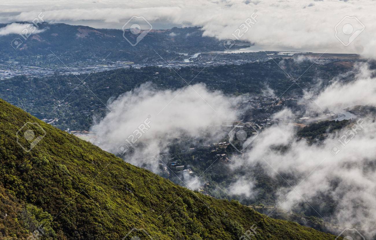 マリン郡のビューでは Byheavy 霧青晴れた日の下で覆われています マリン郡の山タマルパイスの上から の写真素材 画像素材 Image