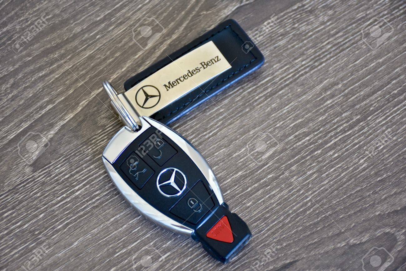 メリーランド州 アメリカ合衆国 16 年 4 月 10 日 A メルセデス ベンツ キー フォブ木材表面を置くこと メルセデス ベンツは高級車メーカーとディーラーです の写真素材 画像素材 Image