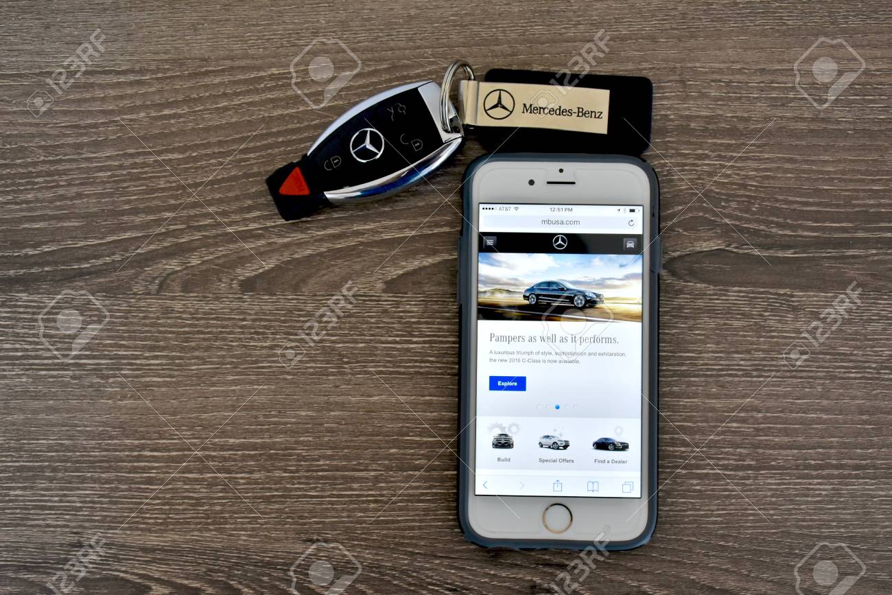 Maryland Ee Uu 10 De Abril 2016 Un Iphone De Apple 6s Mostrar La Página Web De Mercedes Benz Mientras Que Por El Lado De Una Llave De Mercedes Benz Fotos Retratos Imágenes Y