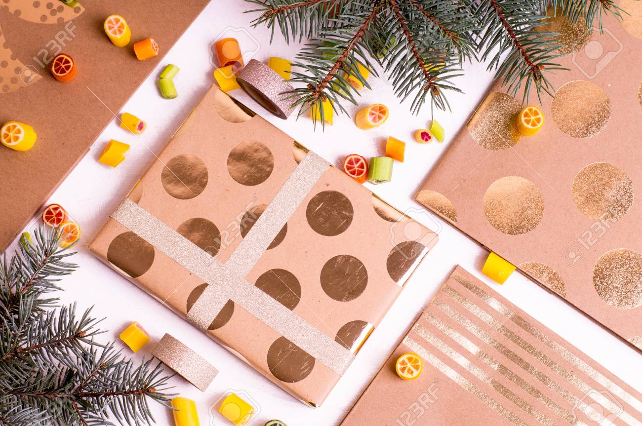 友人や親戚のためのギフトを作る 包装紙 お菓子 ギフト袋とリボンのコラージュ の写真素材 画像素材 Image