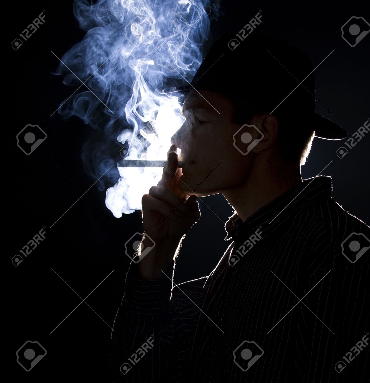 Hombre Fumando Un Puro O Iluminado De Cigarrillos Con Un Montón De Humo Visible