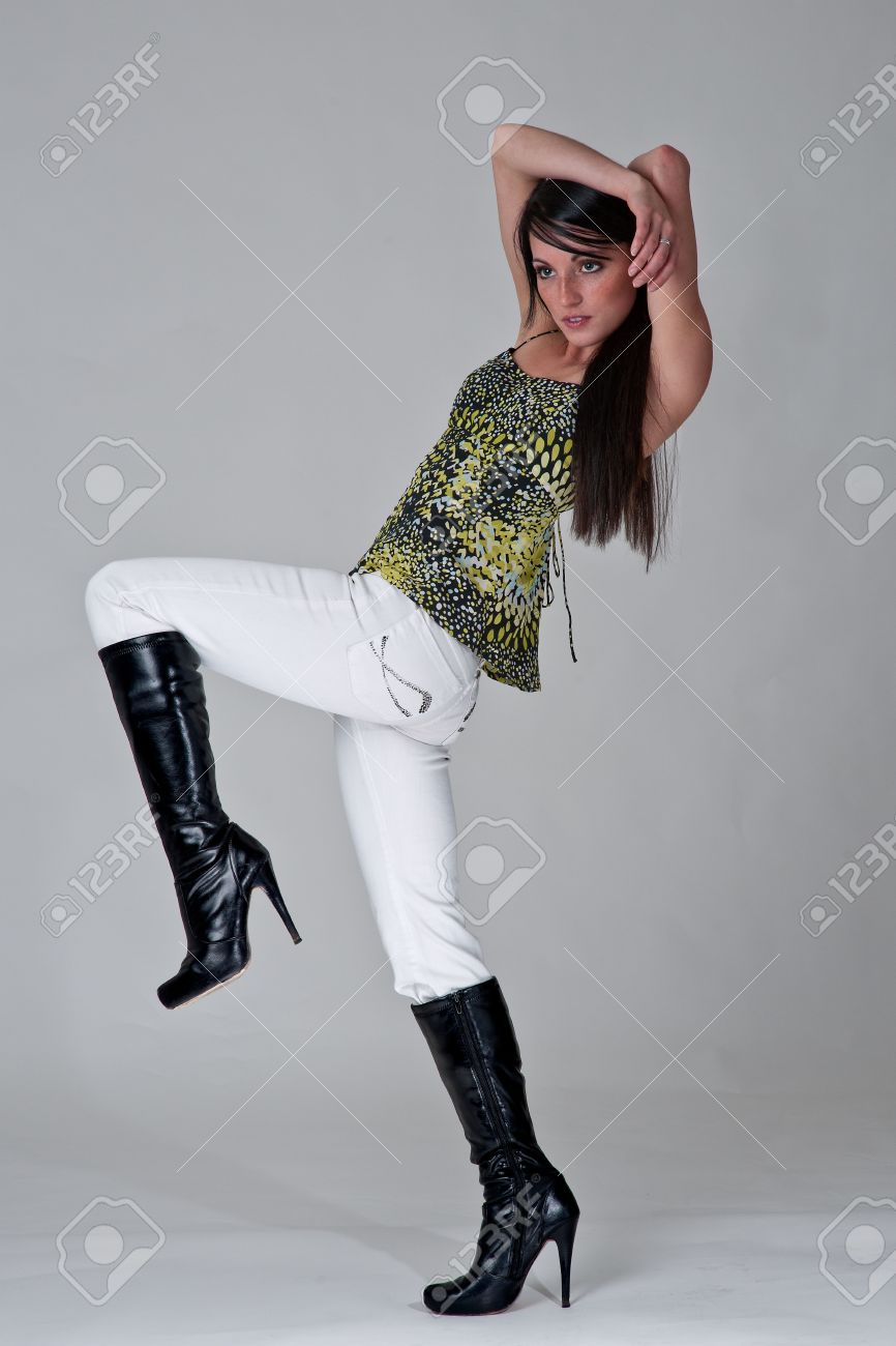 Botas Militares Pantalon Blanco Y Botas Negras Jeans Outfit Con
