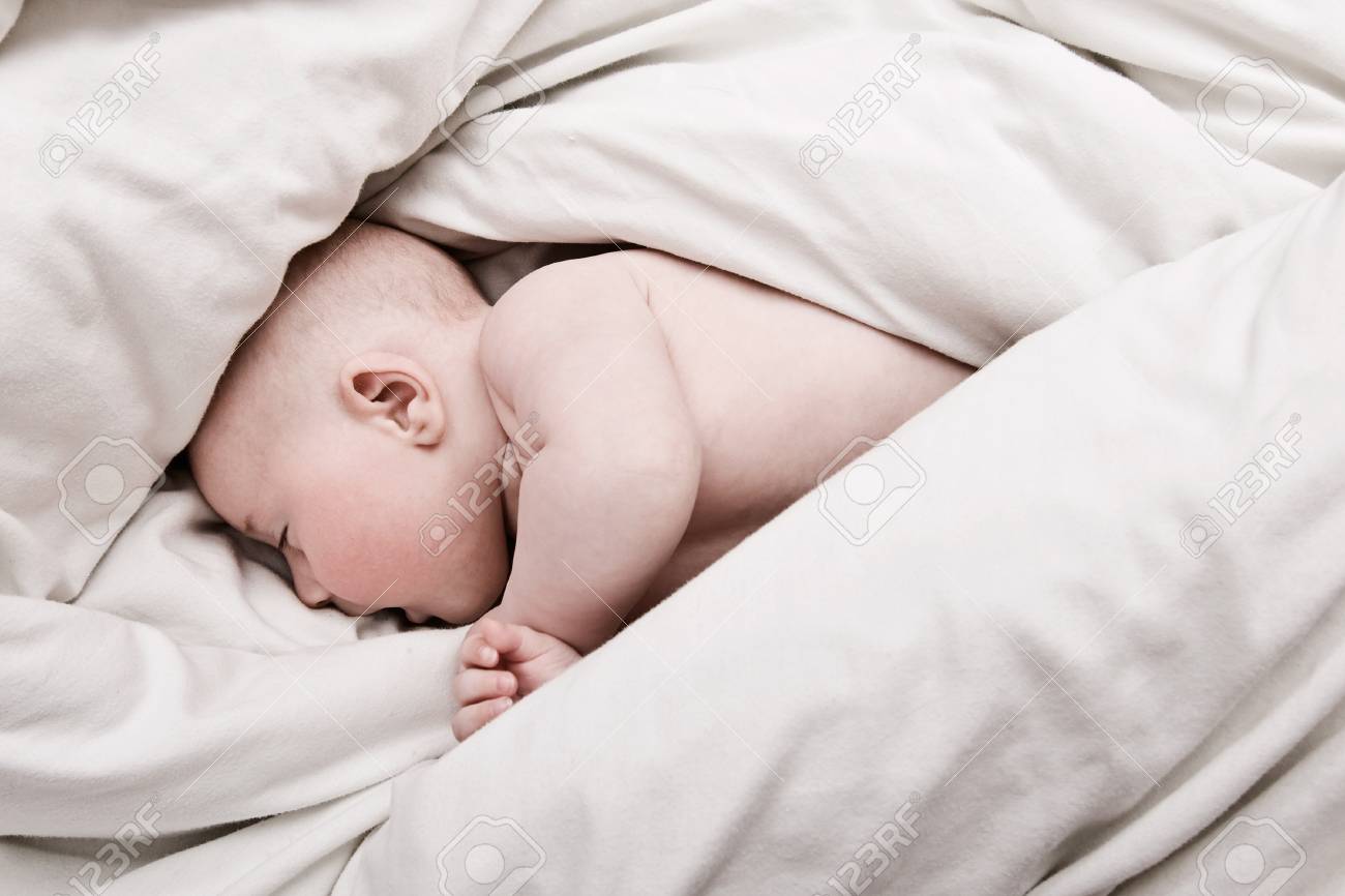 羽毛布団カバーに 4 ヶ月の古い男の子 の写真素材 画像素材 Image