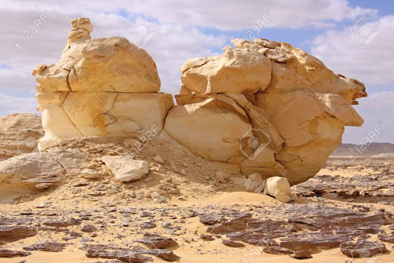 風 太陽および砂は白い砂漠で 石灰岩の彫刻をモデル化 の写真素材 画像素材 Image