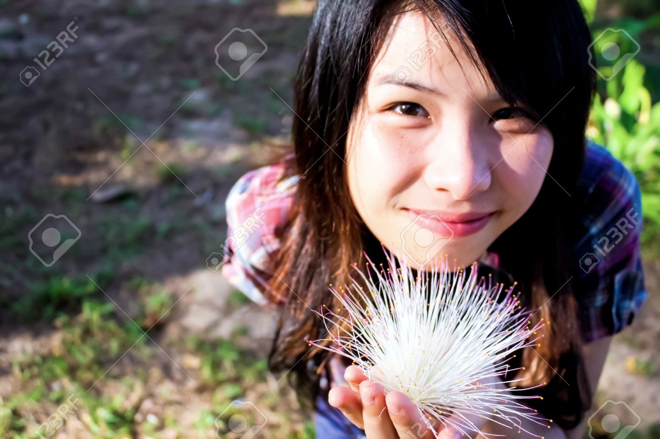 手に花を持ってかわいい女の子 の写真素材 画像素材 Image
