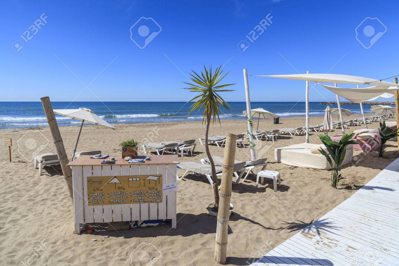 Sitges Spanien Mai 30 2013 Mittelmeerstrand Strandmobel Sitges Provinz Barcelona Katalonien Lizenzfreie Fotos Bilder Und Stock Fotografie Image 72821362
