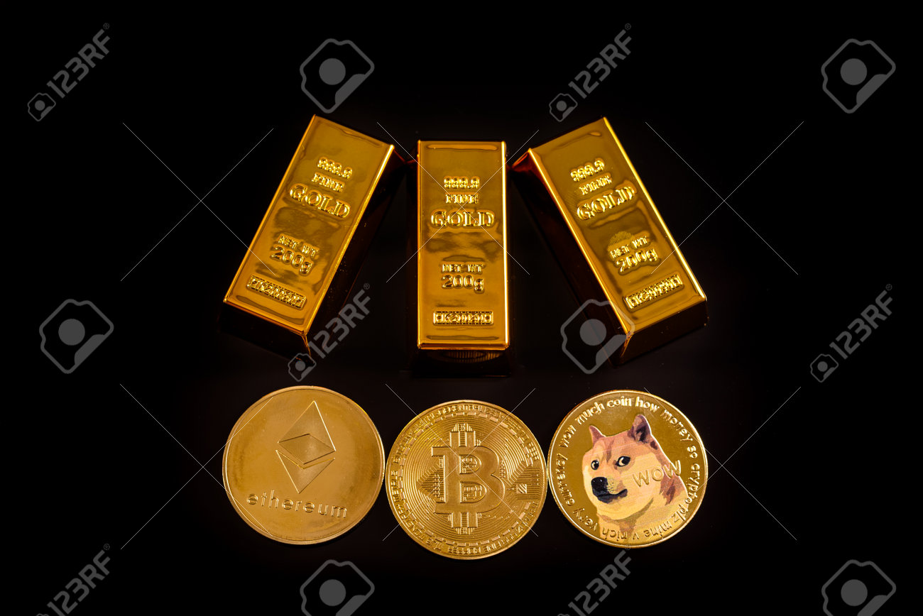 비트코인, 도지코인, 이더리움은 금과 함께 새로운 투기 경제의 거래소에서 가장 많이 거래되는 암호화폐입니다. 로열티 무료 사진, 그림,  이미지 그리고 스톡포토그래피. Image 169528258