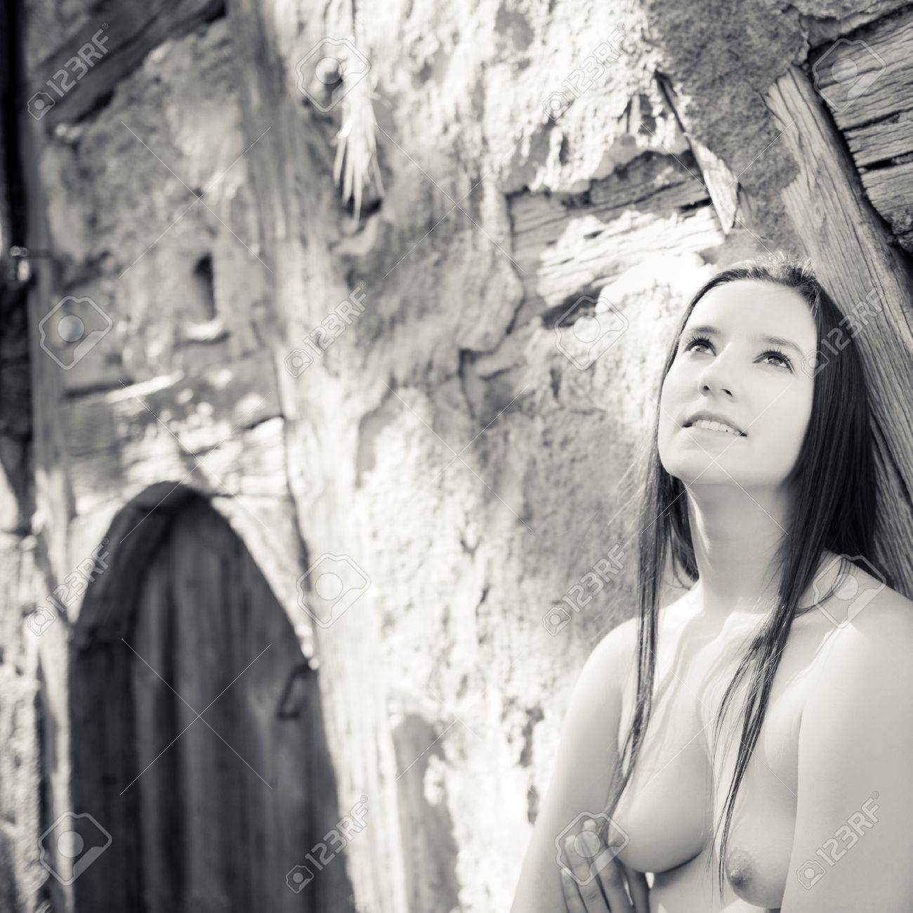 Klassische Nackt Von Einem Hubschen Madchen Topless An Ein Altes