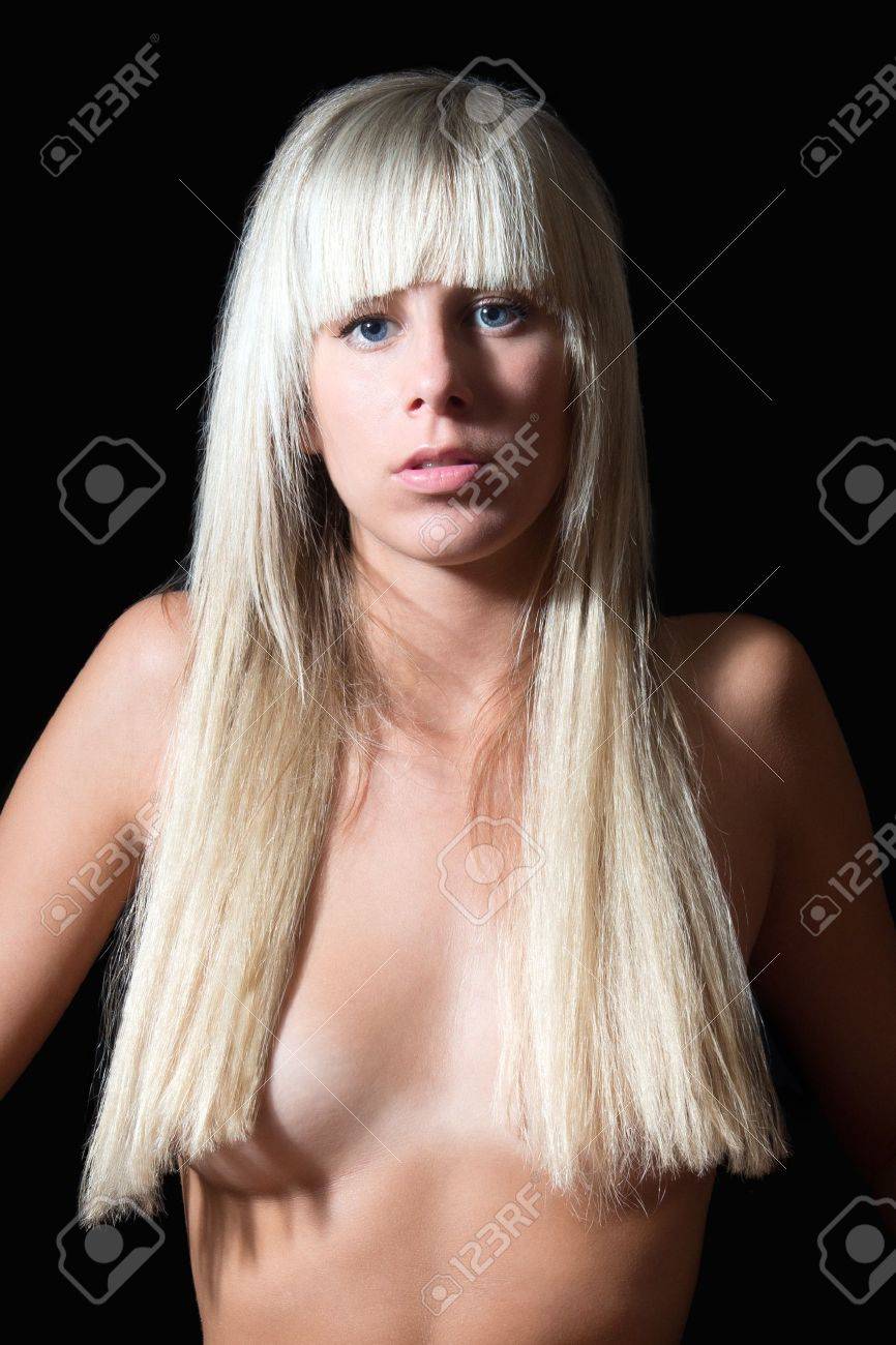 Erótica Mujer Desnuda Que Cubre Su Cuerpo Desnudo Con El Pelo Rubio Largo,  Delante De Fondo Negro Fotos, retratos, imágenes y fotografía de archivo  libres de derecho. Image 15781983