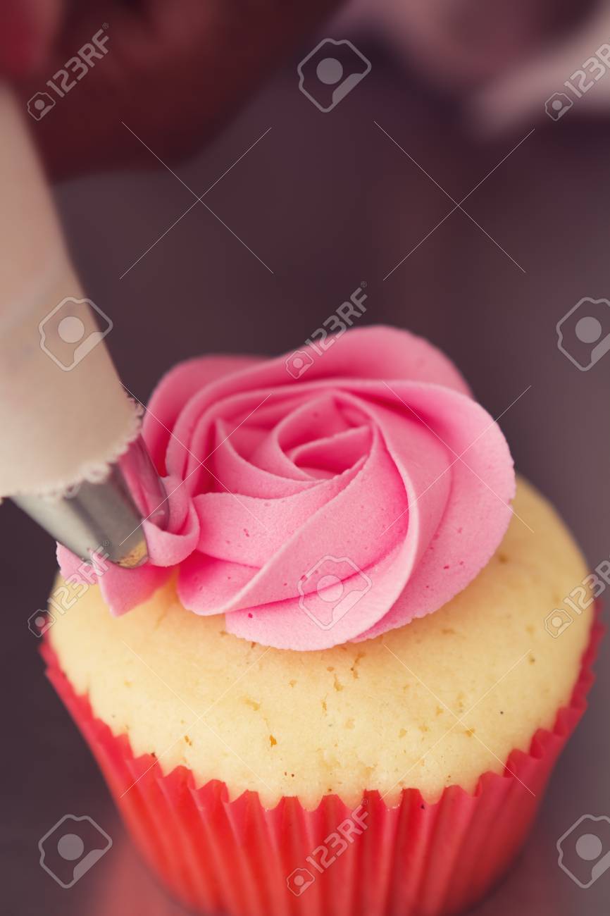 Close Up Rose Givre Gateau Etant Glace Avec Poche A Douille Banque D Images Et Photos Libres De Droits Image