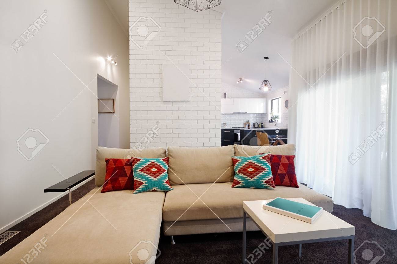 Modernes Wohnzimmer Sofa Und Couchtisch Mit Küche Im Hintergrund ... Modernes Wohnzimmer Sofa Und Couchtisch Mit Küche Im Hintergrund ...