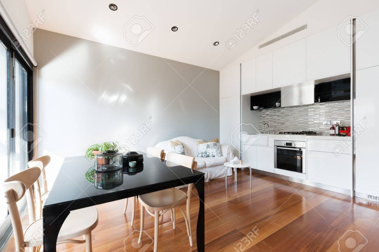Abrir El Pequeño Apartamento Con Cocina, Mesa De Comedor Y Sofá ... Abrir El Pequeño Apartamento Con Cocina, Mesa De Comedor Y Sofá ...