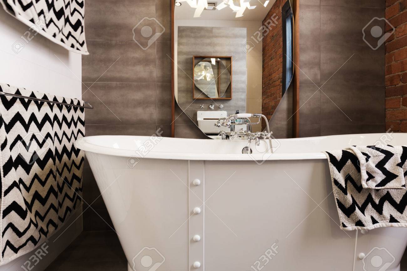 シェブロン パターン Balck と白タオル白フリースタンディング ビンテージ スタイル浴槽 の写真素材 画像素材 Image
