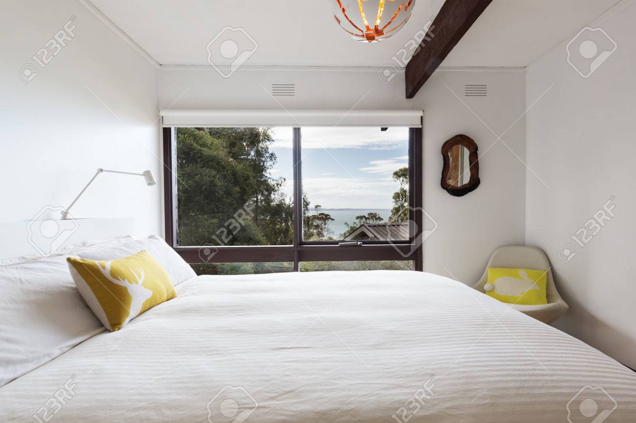 Vue Sur L\'océan à Partir D\'une Chambre à Coucher Style Rétro Des ... Vue Sur L\'océan à Partir D\'une Chambre à Coucher Style Rétro Des ...