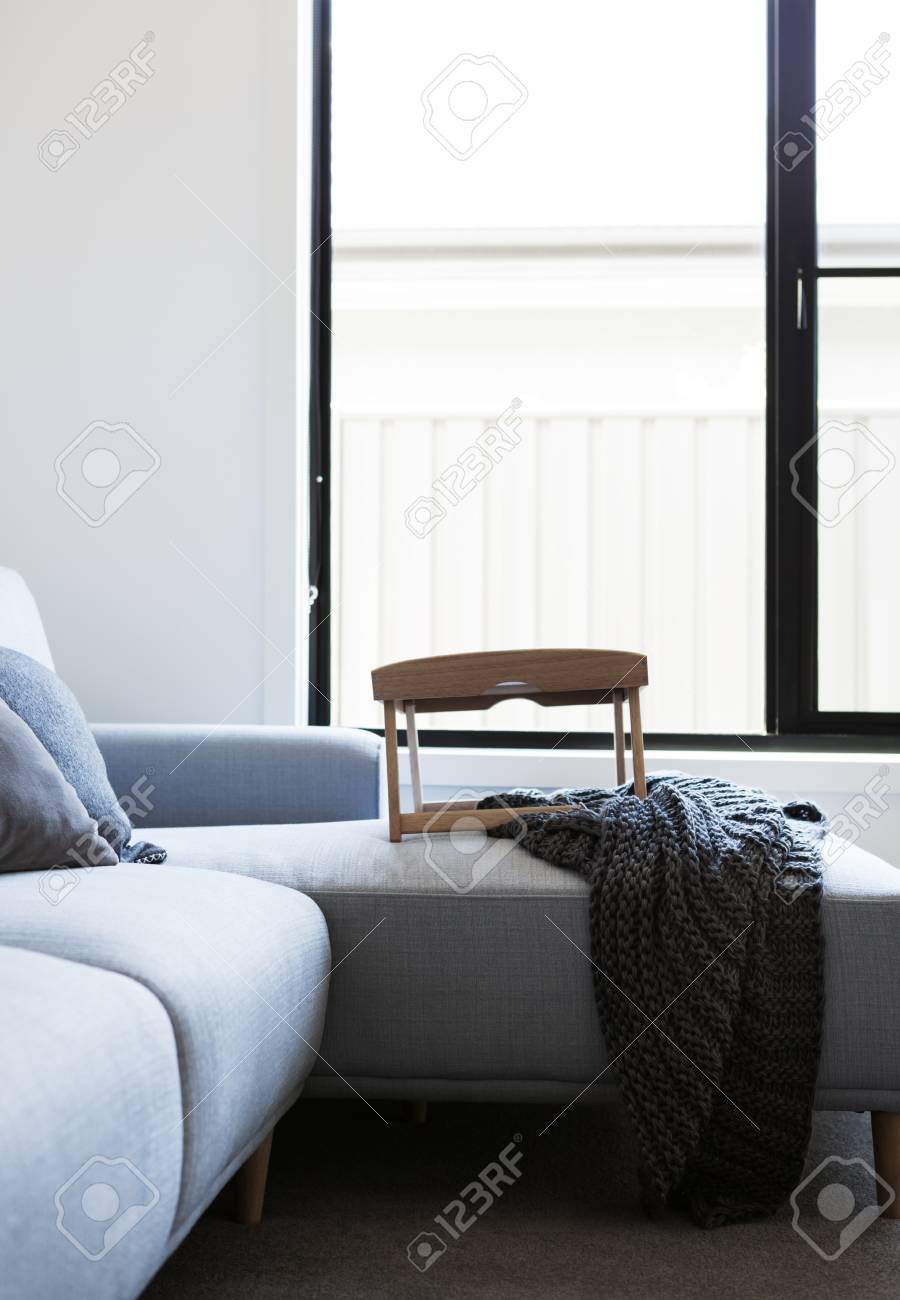 Canapé Bleu Clair Avec Plateau Table Et Lancer Le Tapis Banque D ... Canapé Bleu Clair Avec Plateau Table Et Lancer Le Tapis Banque D ...