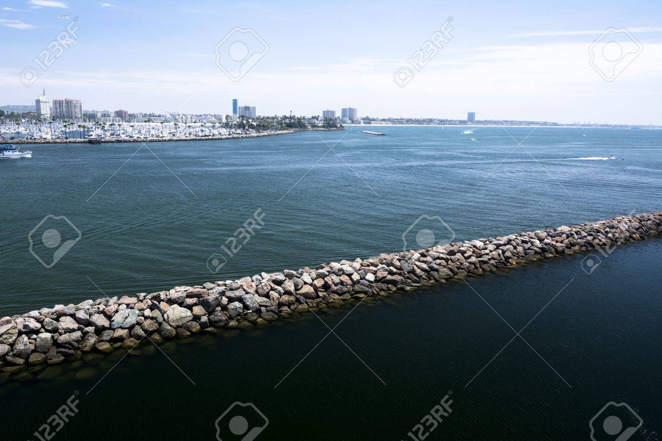 ロング ビーチ港に防波堤は 湾の浅い側とより深く 航行可能な側にバリアの連携についてとして使用します の写真素材 画像素材 Image