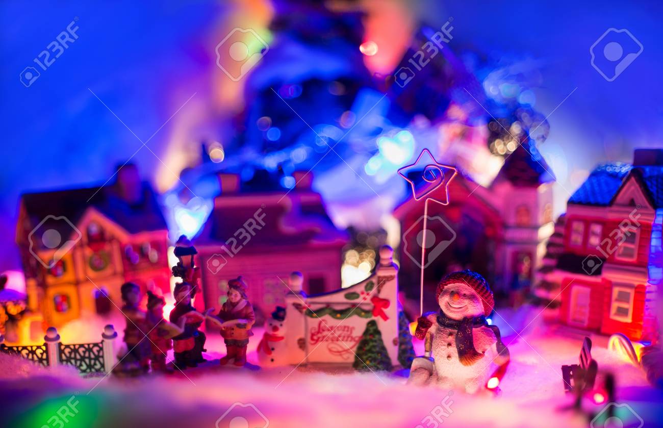 ベツレヘムの雪だるま保持星は クリスマス村の前のゴスペル合唱団の隣に立っています シーズンズグリーティングミニチュア風景 の写真素材 画像素材 Image ベツレヘムの雪だるま保持星は クリスマス村の前のゴスペル合唱団の隣に立っています シーズンズグリーティングミニチュア風景 の写真素材 画像素材 Image