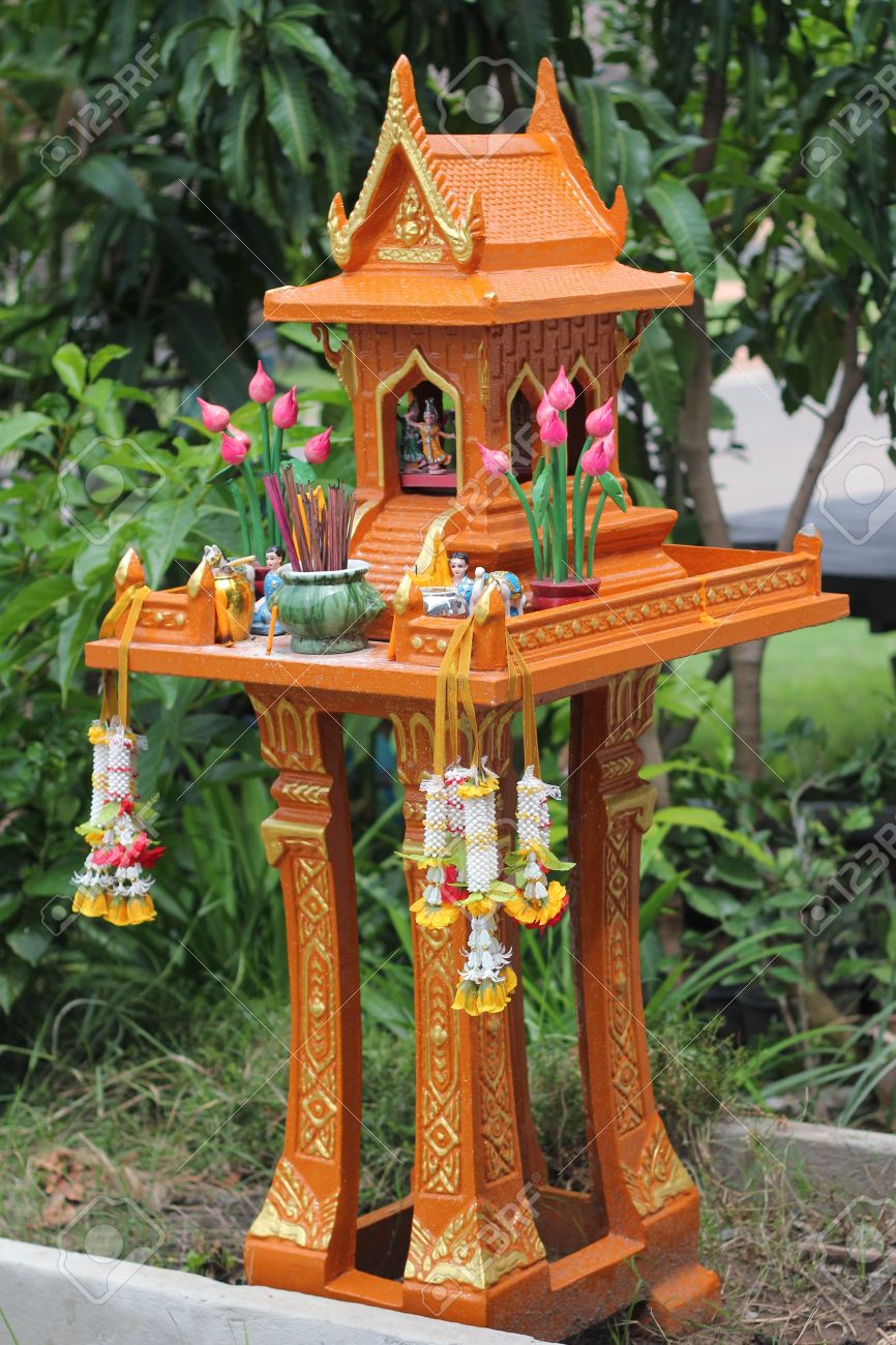 タイ屋外家祠 モダンなタイのすべての精神の家は屋外に保持されます この 1 つはタイ仏教寺院 ワット スタイルで行われます の写真素材 画像素材 Image