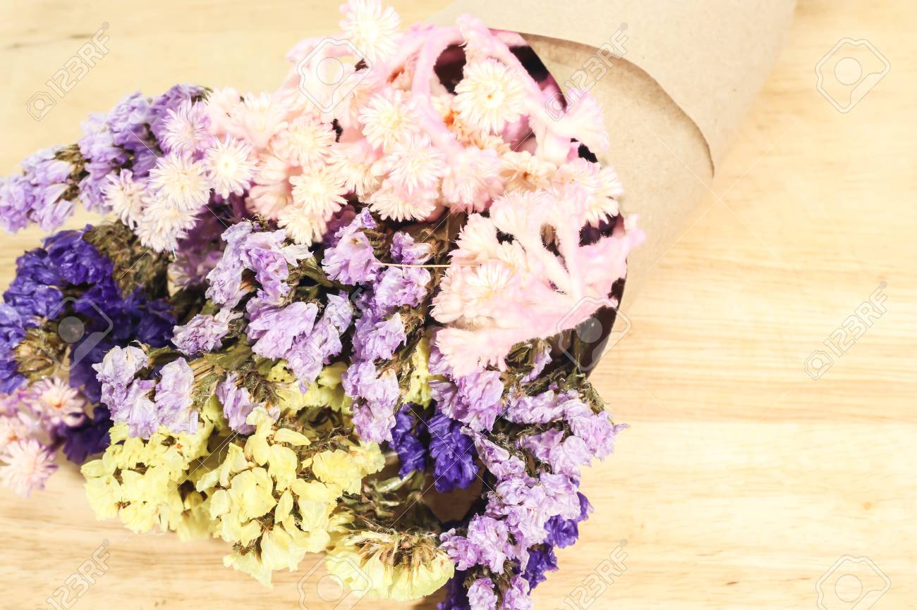 茶色の木製に花束のカラフルな乾燥した花のクローズアップ の写真素材 画像素材 Image