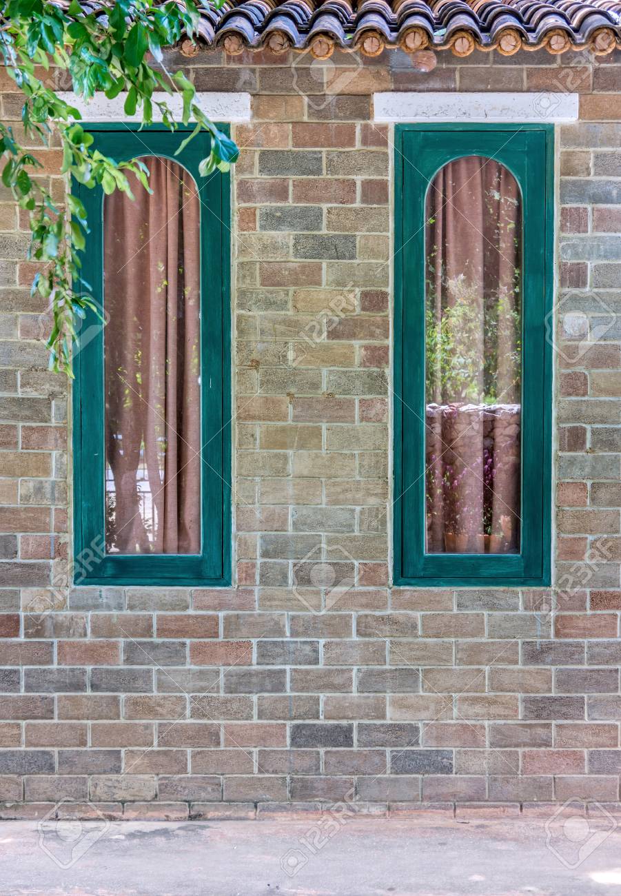 Pared De Ladrillo Vintage Y Ventanas De Madera Verdes La Decoracion Para El Diseno Interior Retro Fotos Retratos Imagenes Y Fotografia De Archivo Libres De Derecho Image 47555385