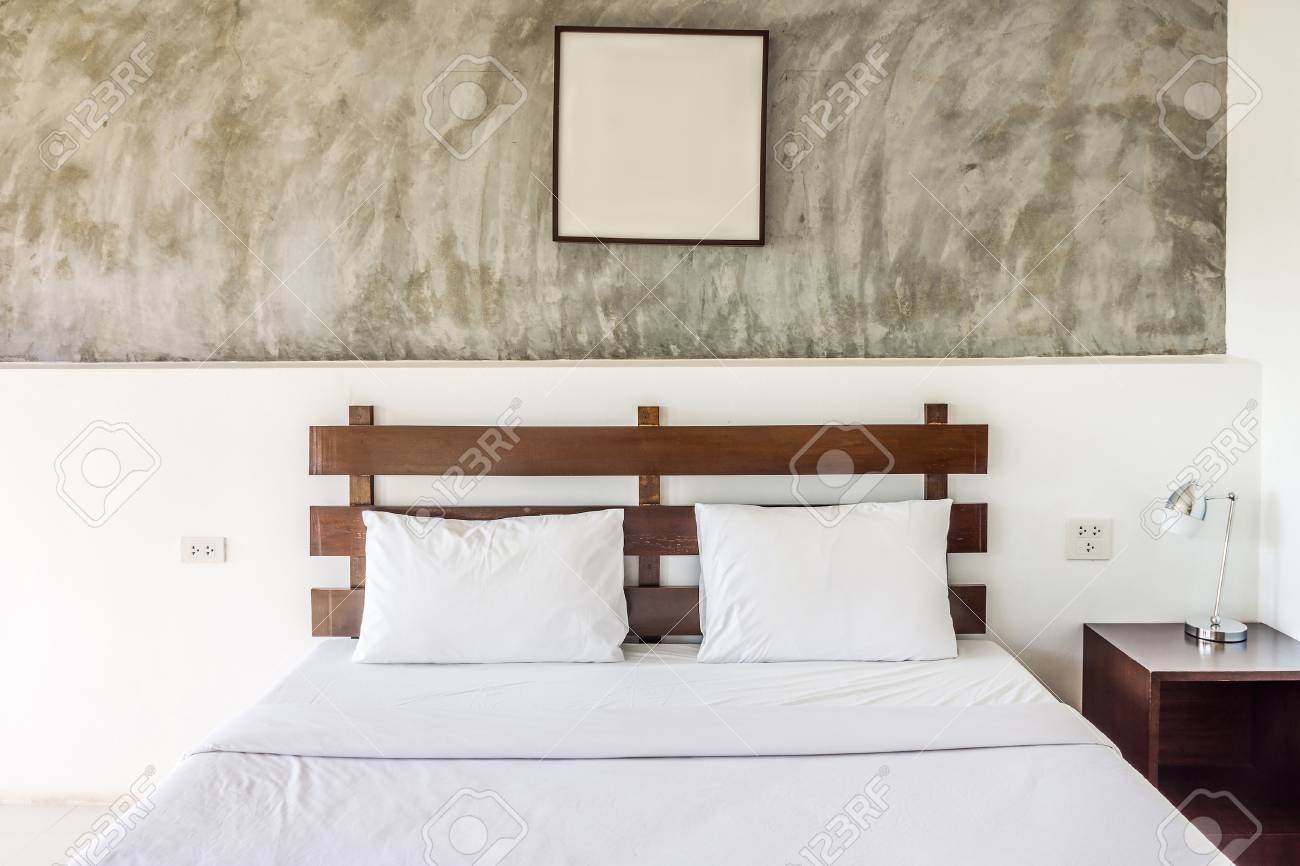 Letto Matrimoniale E Mobili Con Cornice. La Camera Da Letto è Una ... Letto Matrimoniale E Mobili Con Cornice. La Camera Da Letto è Una ...