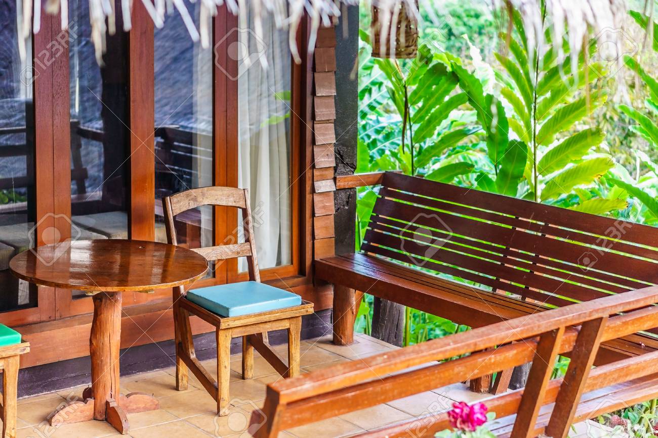 ヴィンテージの木製の椅子 ベンチ 家のベランダでテーブル タイ アジアの伝統的な家具です の写真素材 画像素材 Image ヴィンテージの木製の椅子 ベンチ 家のベランダでテーブル タイ アジアの伝統的な家具です の写真素材 画像素材 Image
