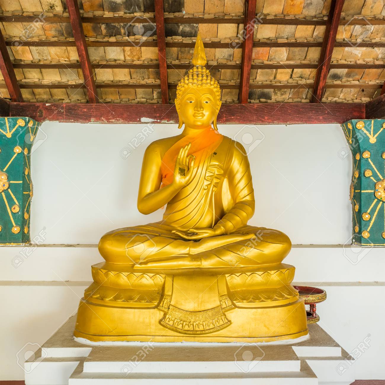 教育仏ポーズの黄金の像 この姿勢は 知恵 理解 および運命を達成を意味します の写真素材 画像素材 Image