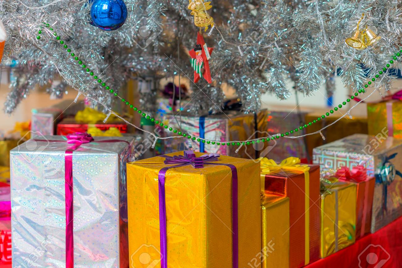 多くのクリスマス ギフト ボックス 飾りとクリスマス ツリーの下の装飾 の写真素材 画像素材 Image