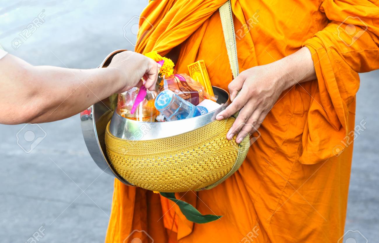タイの僧侶の托鉢 の写真素材 画像素材 Image