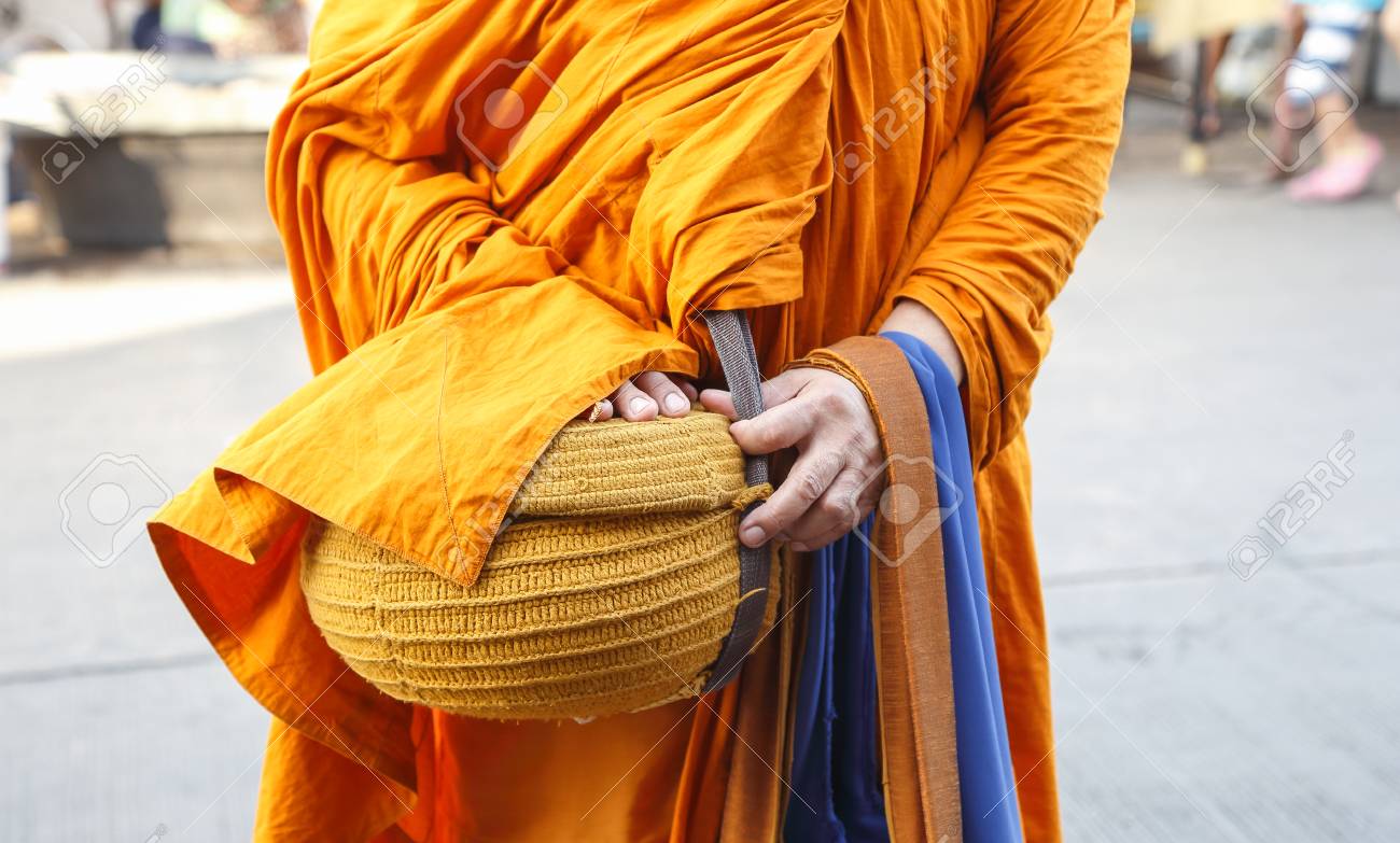 タイの僧侶の托鉢 の写真素材 画像素材 Image