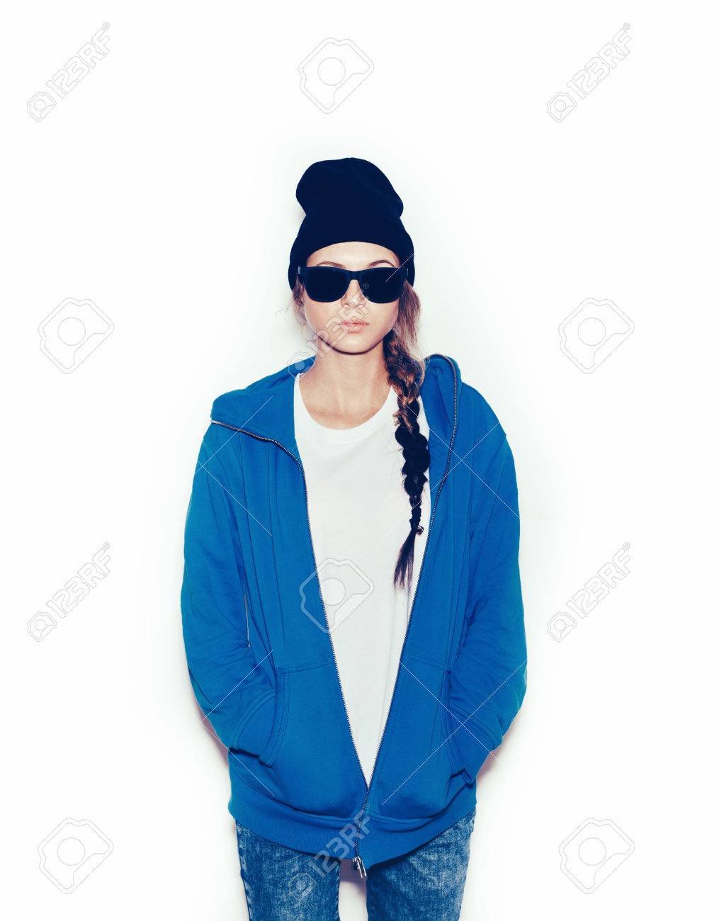 Banque d\u0027images , Hipster fille en coton ouaté bleu et bonnet noir sur fond blanc