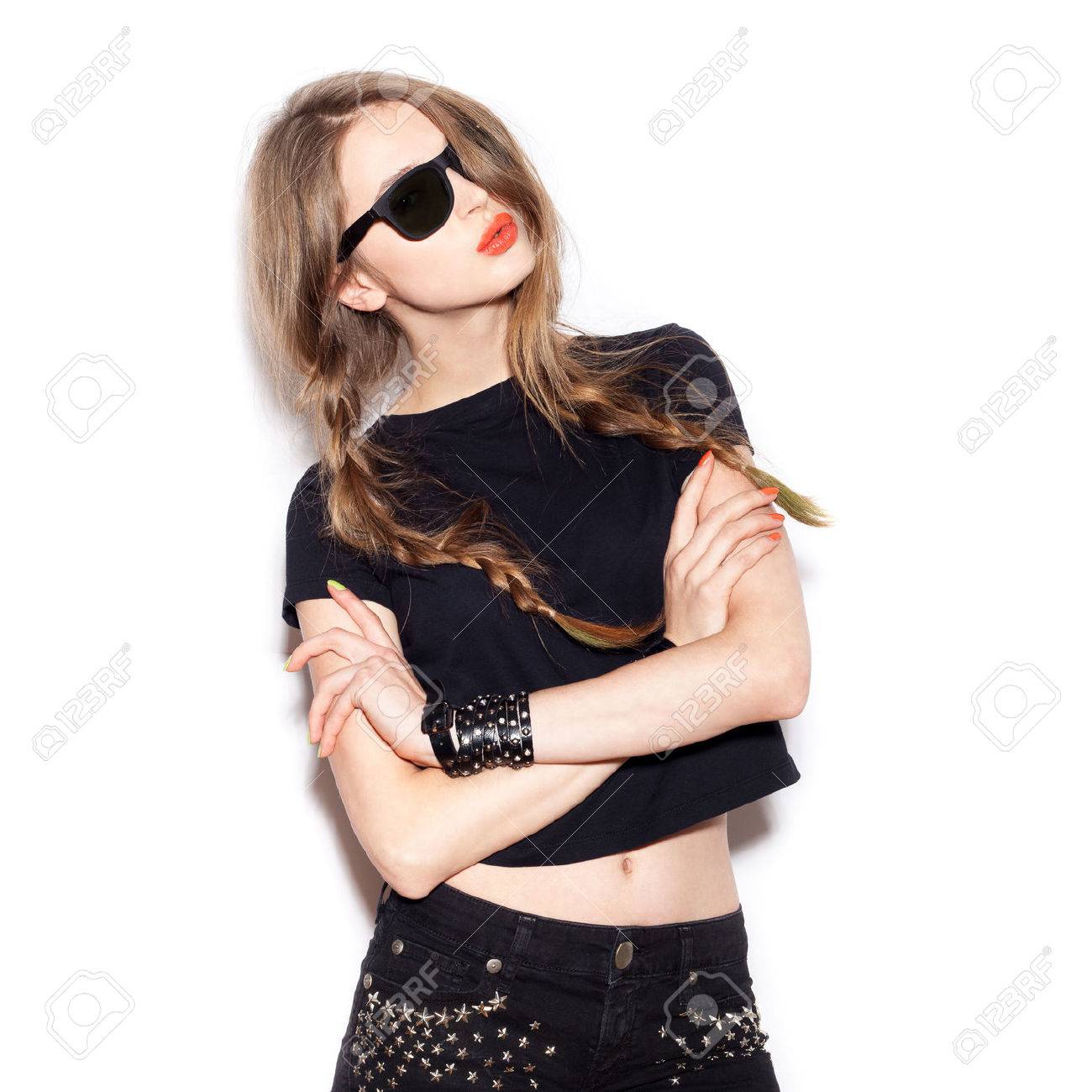 Banque d\u0027images , Fashion girl swag des lunettes de soleil. Fond blanc, pas isolé