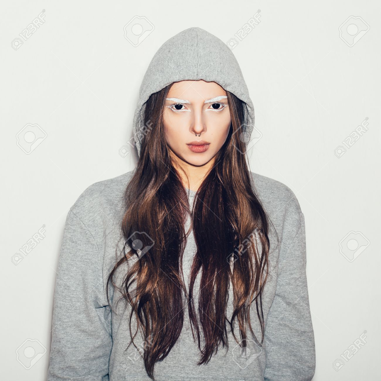白い眉毛と黒目の女性 灰色のパーカー 孤立していない内気な少女 の写真素材 画像素材 Image 3841