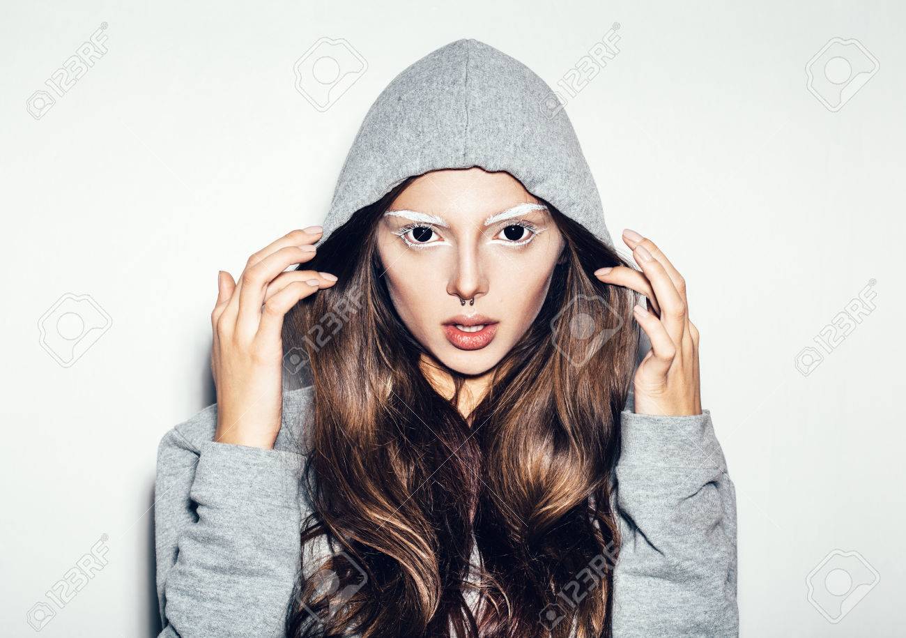 恐怖やハロウィーンの概念のための白い背景の黒い目と恐ろしい悪の女 分離されません の写真素材 画像素材 Image 恐怖やハロウィーンの概念のための白い背景の黒い目と恐ろしい悪の女 分離されません の写真素材 画像素材 Image