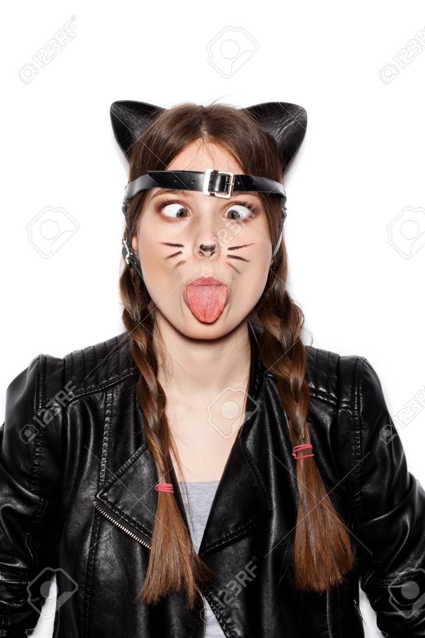 Funny Girl Represente Aussi Petit Chat Femme Avec Maquillage Lumineux Coiffure De Jeune Fille Avec Des Oreilles De Chat En Cuir Et Tresses Amusant Sur Fond Blanc Non Isole Banque D Images Et
